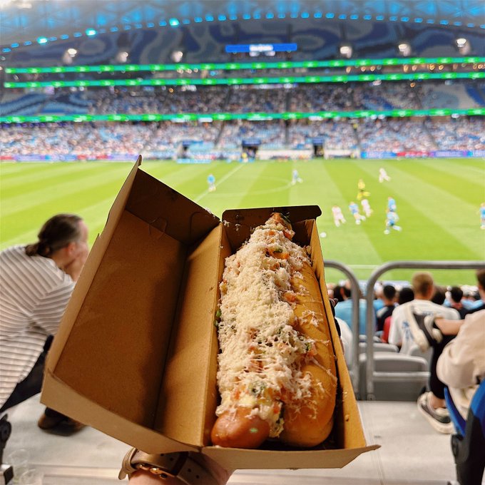 Hotdog El Loco na stadionu FC Sydney, naprostá bomba, 13 australských dolarů - Foto: Twitter